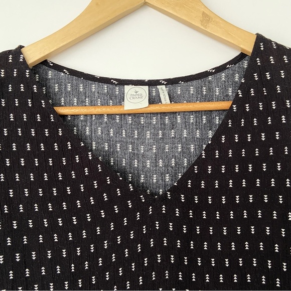 PAPER CRANE BLACK AND WHITE 100% RAYON VNECK TOP/BLOUSE WITH GATHERED PEPLUM, S - Picture 3 of 11